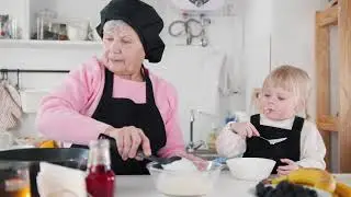 Бабушка готовит | Блинчики | Ребенок готовит блинчики | Блинчики
