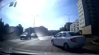 Кто был бы виновник в ДТП ?  Автор или белый авто ?