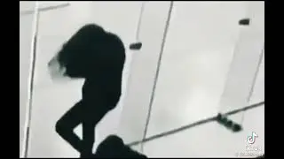 Баба не смогла найти туалет