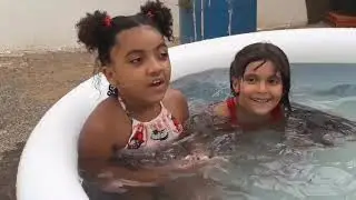 Brincadeira na piscina Com amiga Taciana!!!