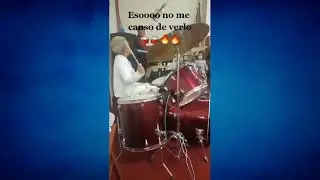 eso no me canso de verla a la BATERISTA de la iglesia