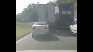 Велосипедист попал меж двух автомобилей