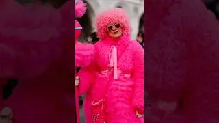 Take picture of pink lady in Venice #streetphotography #streetstylephotography #venezia #pov #italia