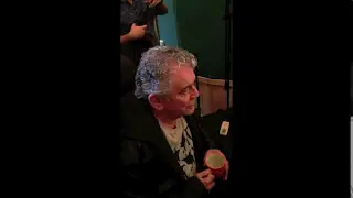 Dan McCafferty слушает песню 