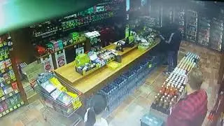 Мальчики-налётчики в магазине К&Б в Шахтах