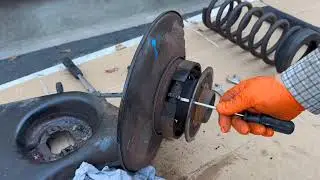 Adjusting the emergency brake W123 124 16