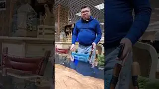 Гармония стола из слэба и стульев из массива и кожи 