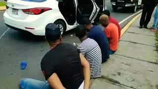 Penjahat diborgol malah mendesah desahan wanita seperti orgasme