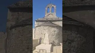 CHAPELLE DU IXe SIÈCLE AU MILIEU D'UN CIMETIÈRE... #saintandiol #cimetière #chansonfrançaise #9e
