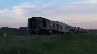 Веселые ребята едут задом по рельсам с работы. Секция 2М62У-0066А с хоз поездом едет с окна