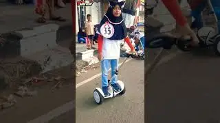 Asyiknya Naek Hoverboard 