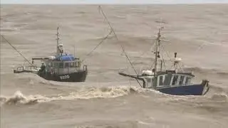 Video increible! 2 barcos de pesca en mares extremadamente agitados