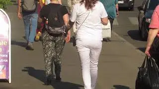 ПЬЯНАЯ ЖЕНЩИНА ИДЕТ ПО УЛИЦЕ