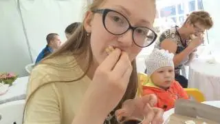 Соня пробует еду