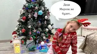 Украшаем дом к Новому году. Алиса ждет подарки.