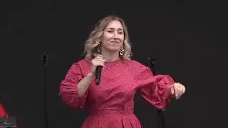 На скамеечке. Поет Наталия Андреева