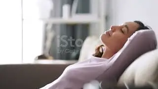 Mulher asiática relaxando no sofá