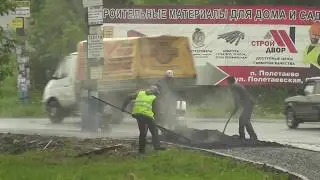 В Полетаево укладывают асфальт в дождь
