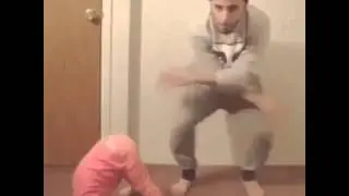 Papa con su nenita bailando