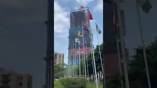 危險！台灣7.5级大地震導致大樓劇烈晃動，施工材料從天而降砸向大街，天佑台灣，幫助受災百姓盡快恢復生活 7.4-magnitude quake strikes off Taiwan#shorts