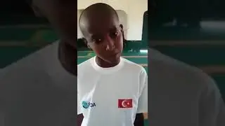 Парень из Африки Красиво читает Коран!