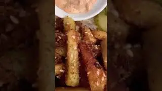 Картофель фри по-деревенски в чесночном масле с кунжутом