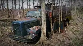 Нашли в лесу старый армейский грузовик