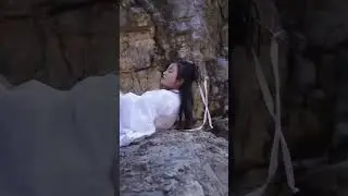 The man in black attacked the little dragon girl and was defeated by the kung fu master 