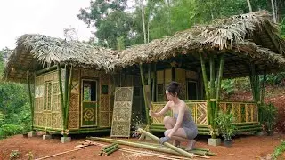 A talented woman spent 90 days building a bamboo house on the mountain.