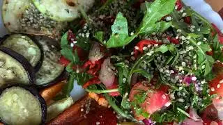 Свежий салат, овощи-гриль и ядра конопли - это изумительно вкусно!