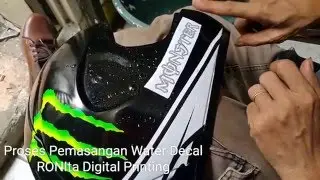 Proses Pemasangan Water Decal Helm Produksi RONIta Digital Printing