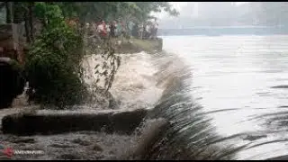 DETIK-DETIK TANGGUL SUNGAI JEBOL...WARGA PANIK