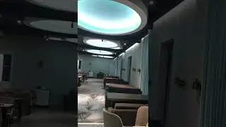 Дизайн , освещение в общем зале кафе .