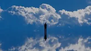 Hombre en el cielo reflejo en el agua