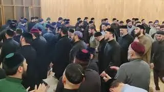 Зикр в Грозном ( Саралиев Мохьмадаьргахь) 16 апреля 2022 г.