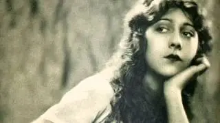 Nermine Memedova və Sinan Seid- Evlerinin Önü Yonca