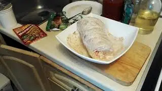 Свиная рулька запеченная в духовке с брусничным соусом