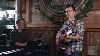 WATCH this bar duo play Folsom Prison Blues