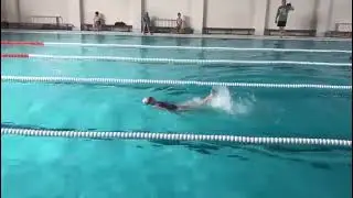 Заплыв юного спортсмена
