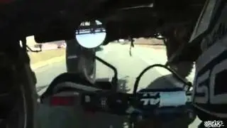Traktörün altından motorsikletle geçen adam
