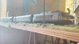 E402A in transito con carrozze Intercity + Bagaglio Xmpr nel corridoio