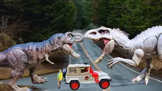 INDOMINUS REX VS T-REX  🦖Jurassic World Toy Movie  Protect Baby Rexy