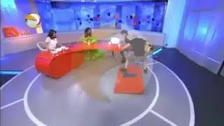 Taner Tolga Tarlacı sunucuyu kucağına alıyor. Hoplatıyor TANER TOLGA TARLACI