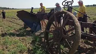 Historický pluh🧐Nevíte někdo, jaky je to typ pluhu?
