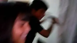 Niño de 13 años bailando frozen con una niña de 8 años
