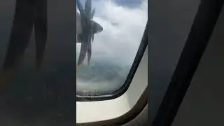 Вид из окна самолета, в облаках. Шикарно!