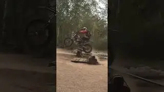 Как прыгнуть пирамиду из брёвен? #shorts #enduromasteracademy  #hardenduro #обучениеэндуро