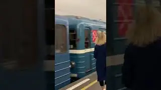 Старый поезд на станции Технологический Институт 