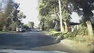 Забыл поставить на ручник, удачно отделался.