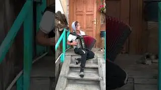 от людей на деревне не спрятаться.